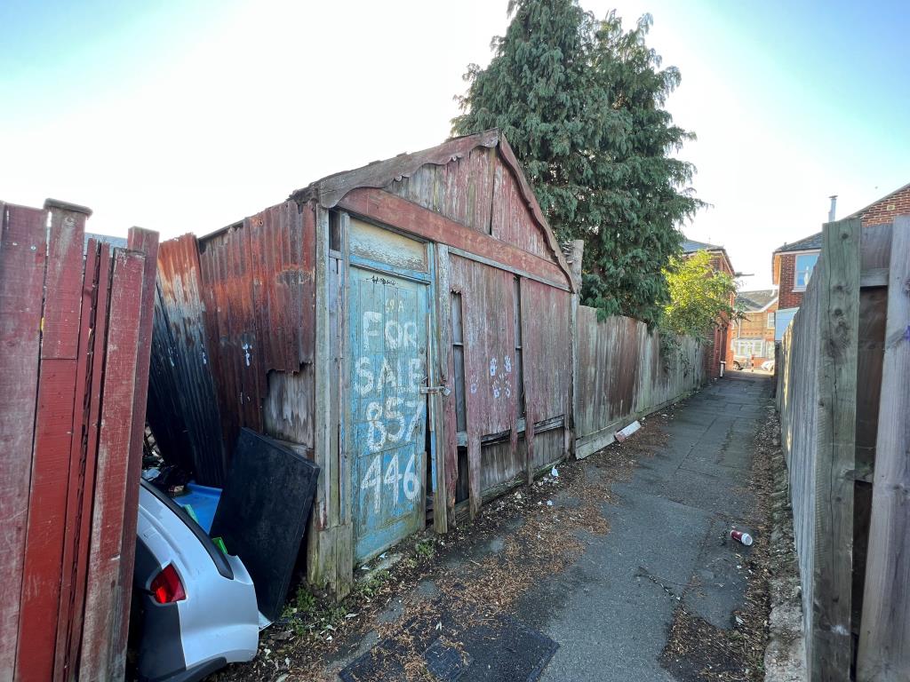 Lot: 136 - FREEHOLD STORE WITH POTENTIAL - 